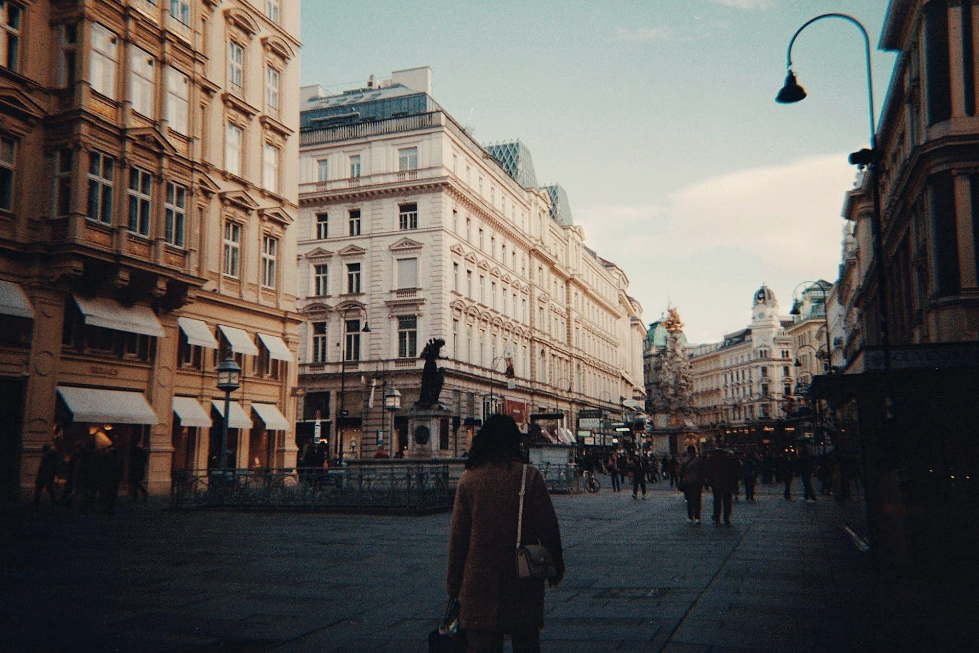 Straße in Wien am Morgen, eine Person auf dem Weg.