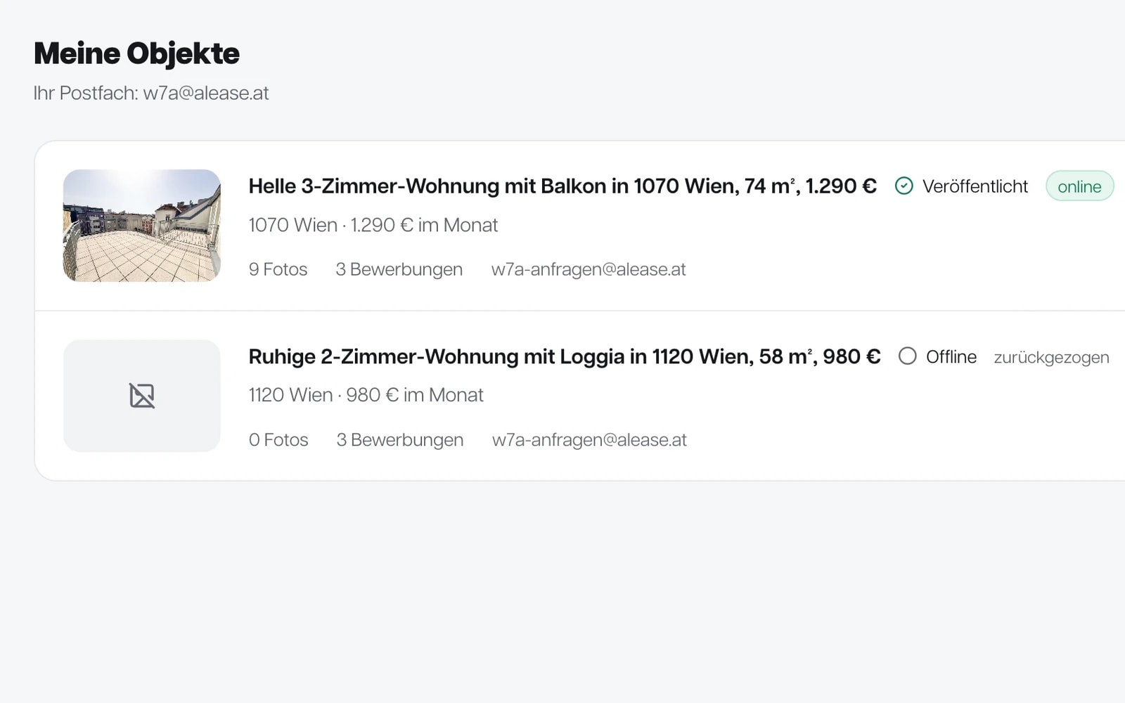 Ausschnitt aus der Objektliste im Portal: zwei Wohnungen mit Titel, Bezirk, Miete, Zahl der Fotos und Bewerbungen und der Anfrage-Adresse, die erste veröffentlicht, die zweite offline.